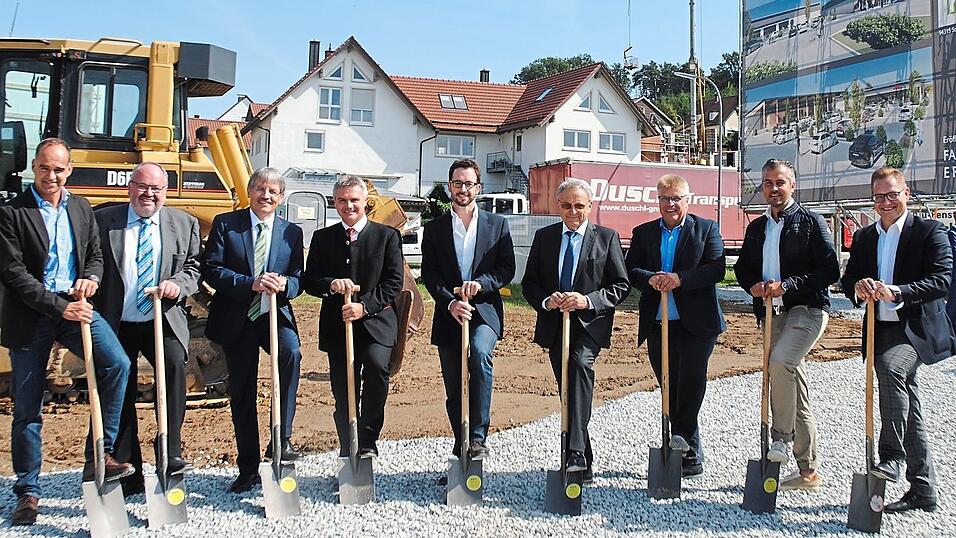 Symbolischer Spatenstich f&uuml;r Fachmarktzentrum mit (v.l.) Robert Fahrner (Fahrner Bau Mallersdorf), B&uuml;rgermeister Ludwig Robold, Erwin Huber (Rottaler Raiffeisenbank), Landrat Peter Dreier, Gerhard Stierstorfer (Investor, Biber Holding), G&uuml;nther Karl senior (Karl Bau), Udo Kiermeier (Investor, Unternehmensgruppe Kiermeier), Andreas Maier (Karl Gruppe), Richard Hofmann (Meier-Bau Rotthalm&uuml;nster, Generalunternehmer).