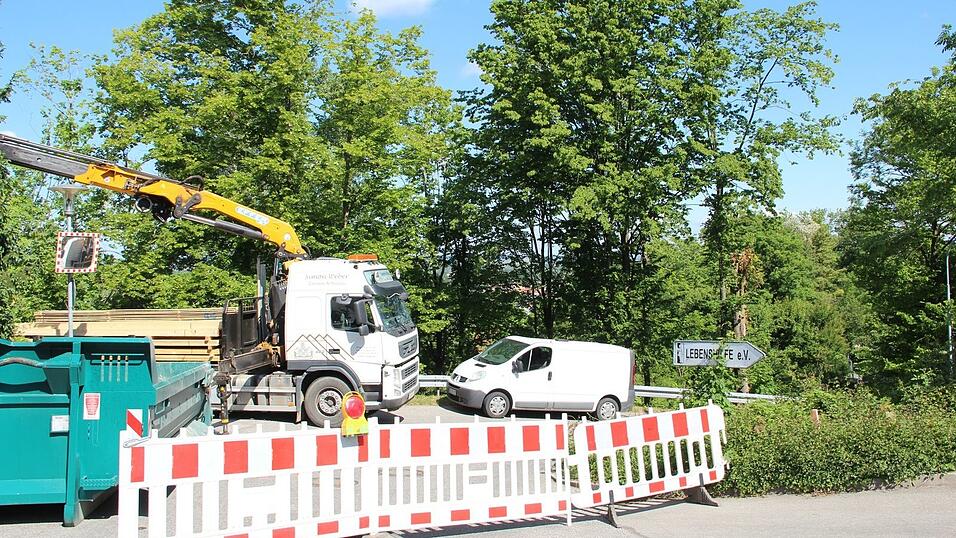 Die Stra&szlig;e ist f&uuml;r den Verkehr bis zum 15. Juli gesperrt.