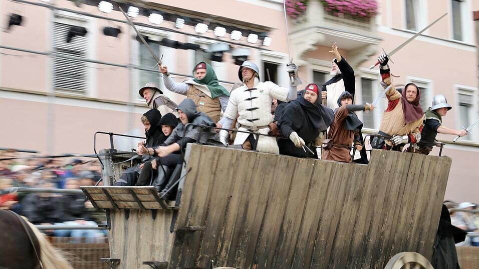 Eindr&uuml;cke von der Gruppe 'blau', die am Freitagabend die Drachenstich-Premiere gespielt hat.