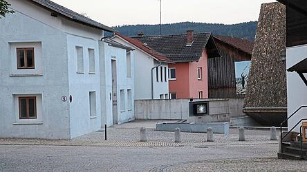 Die Kirchgasse 5 - mittig zwischen Bürger- und Konzerthaus - ist schon länger ein Thema im Gemeinderat, vergangene Woche erneut. Die Kirchgasse 5 - mittig zwischen Bürger- und Konzerthaus - ist schon länger ein Thema im Gemeinderat, vergangene Woche erneut.