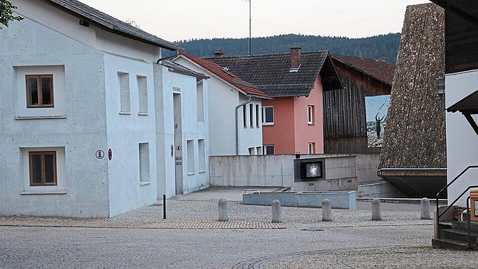Die Kirchgasse 5 - mittig zwischen Bürger- und Konzerthaus - ist schon länger ein Thema im Gemeinderat, vergangene Woche erneut. Die Kirchgasse 5 - mittig zwischen Bürger- und Konzerthaus - ist schon länger ein Thema im Gemeinderat, vergangene Woche erneut.
