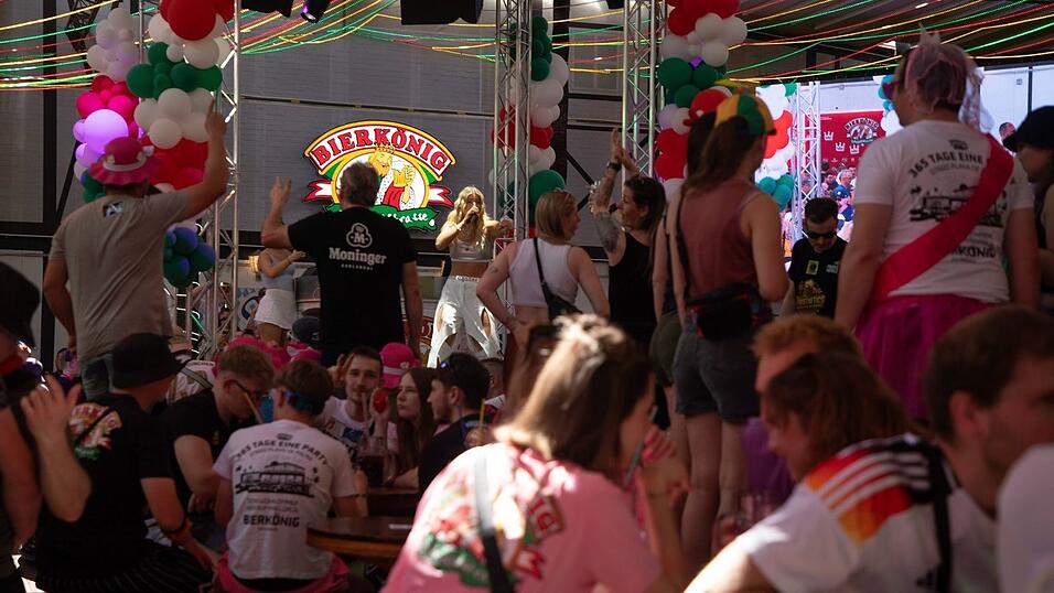 Stimmung «unfassbar gut»: Im Bierkönig wird wieder gefeiert. Stimmung «unfassbar gut»: Im Bierkönig wird wieder gefeiert.