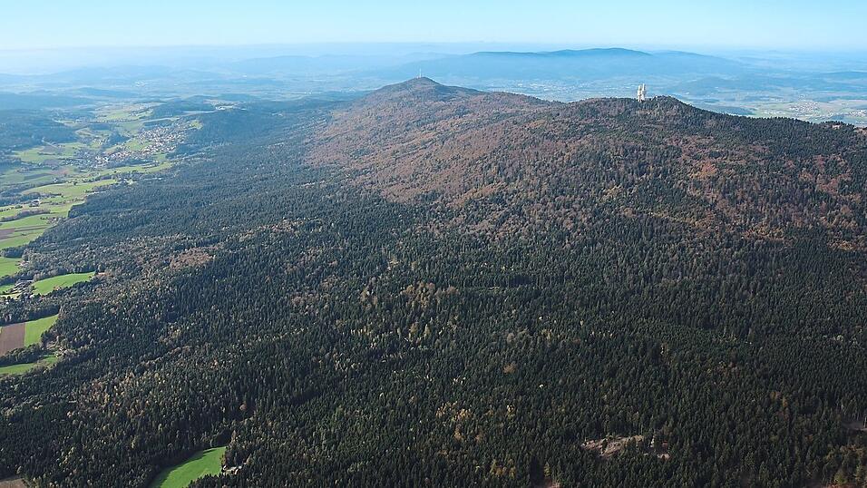 Der Hohenbogen aus der Luft betrachtet.
