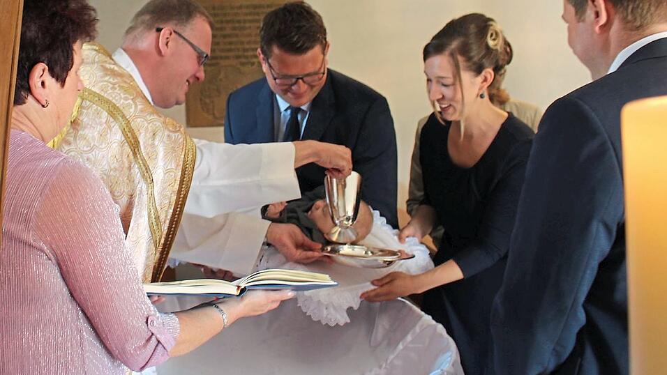 Der kleine T&auml;ufling lie&szlig; die Zeremonie recht entspannt &uuml;ber sich ergehen.