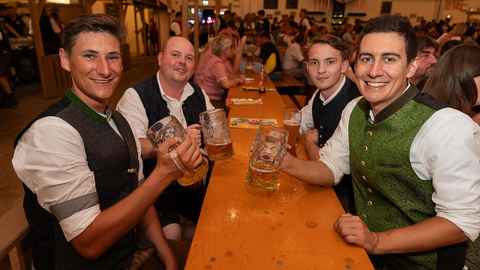 Die Partybilder vom Freitag, 18. August 2023, aus dem Festzelt Greindl. Die Partybilder vom Freitag, 18. August 2023, aus dem Festzelt Greindl.