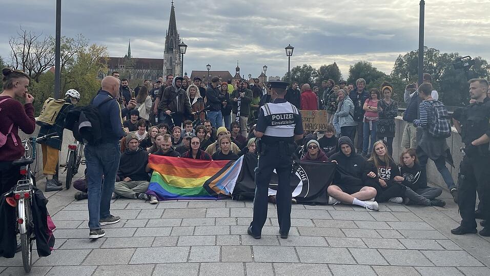 Am fr&uuml;hen Abend war die Steinerne Br&uuml;cke noch immer blockiert.