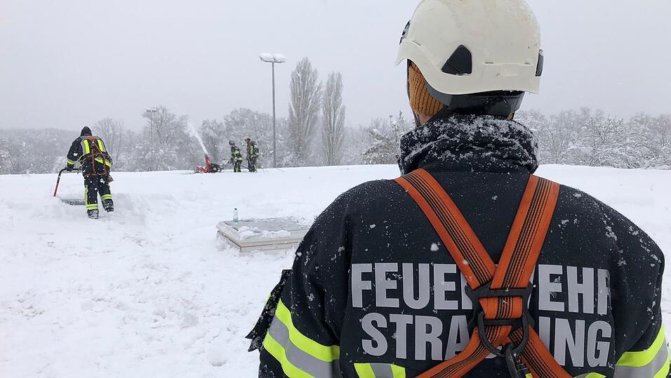 Kr&auml;fte der Straubinger Feuerwehr und des THW r&auml;umten das Dach der Dreifachturnhalle am Turmair-Gymnasium.