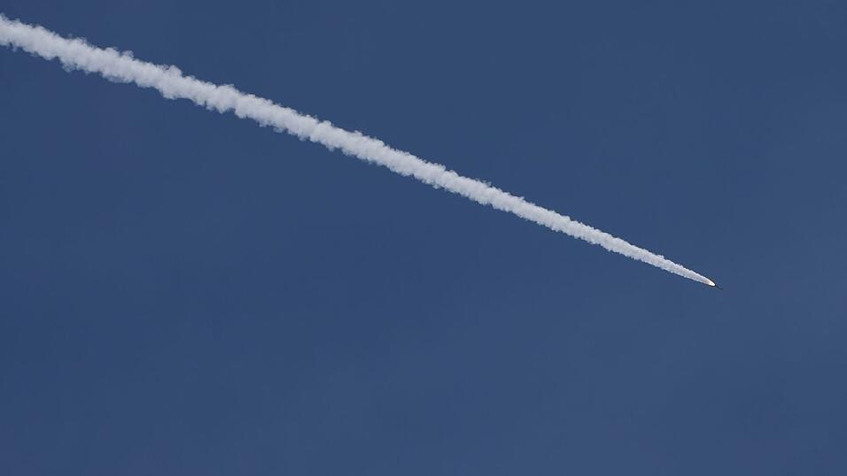 Laut Israels Armee feuerte die Hisbollah allein am Sonntag 35 Geschosse auf Israel. Laut Israels Armee feuerte die Hisbollah allein am Sonntag 35 Geschosse auf Israel.