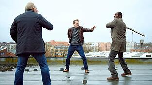Jon (Alois Moyo, r) ist au&szlig;er sich - Falke (Wotan Wilke M&ouml;hring, M) versucht, das Schlimmste zu verhindern in einer Szene vom 'Tatort: Verborgen' (undatierte Filmszene). Der Krimi aus Norddeutschland l&auml;uft am 16.04.2023 im Ersten.