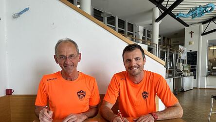 NawaRo-Gesch&auml;ftsf&uuml;hrer Herbert Wittl (l.) und Roland Schwab bei der Vertragsunterzeichnung. Schwab &uuml;bernimmt parallel zu seiner T&auml;tigkeit als Nationaltrainer &Ouml;sterreichs k&uuml;nftig auch das Traineramt beim Straubinger Zweitligisten.