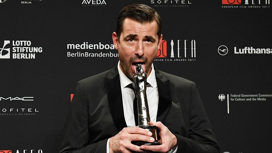 Schauspieler Claes Bang h&auml;lt 2017 den Preis als bester Schauspieler f&uuml;r seine Leistung im Film 'The Square' in H&auml;nden.