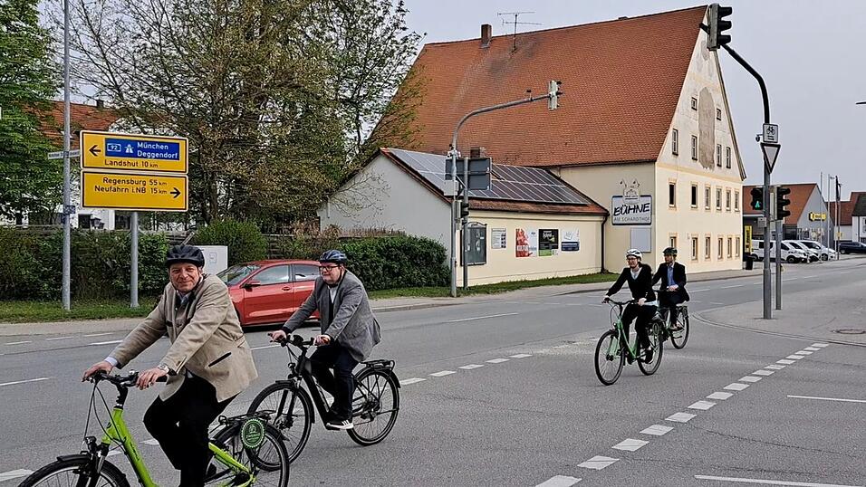 Verkehrsminister Christian Bernreiter und B&uuml;rgermeister Dieter Neubauer (v.l.) radelten &uuml;ber die 'Ampel der Zukunft' in Essenbach.