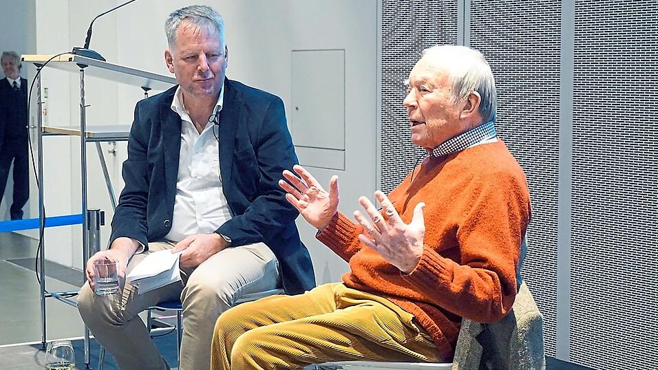 Ausnahme-Journalist Dieter Wieland (rechts) auf dem Podium mit Rudolf Neumaier, Gesch&auml;ftsf&uuml;hrer des Bayerischen Landesvereins f&uuml;r Heimatpflege. &Uuml;ber 200 Menschen h&ouml;rten im Bayern-Museum gebannt zu.