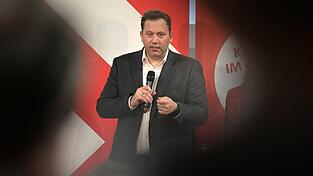 Vizekanzler und SPD-Chef Lars Klingbeil will die deutsche Autoindustrie in der Krise unterstützen.