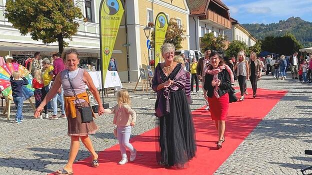 Gut erhaltene Stücke auf dem Laufsteg: Beim Klimaherbst Niederbayern präsentierten zwölf Models auf dem Bodenmaiser Marktplatz Secondhand-Outfits aus dem „Gwand am Blotz“. Gut erhaltene Stücke auf dem Laufsteg: Beim Klimaherbst Niederbayern präsentierten zwölf Models auf dem Bodenmaiser Marktplatz Secondhand-Outfits aus dem „Gwand am Blotz“.