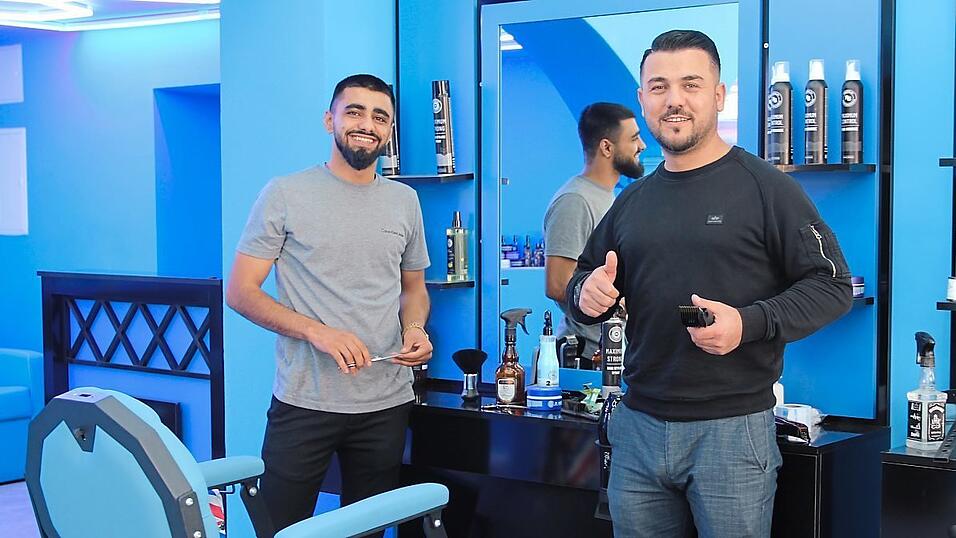 Inhaber Ahmed Jaafar (l.) hofft, dass die Landauer seinem neuen Barbershop eine Chance geben.
