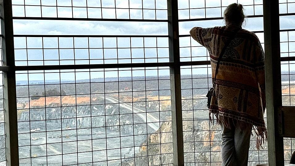 Besucher können die gewaltige Mine von einem Aussichtspunkt aus bestaunen - und sie soll bald noch größer werden. Besucher können die gewaltige Mine von einem Aussichtspunkt aus bestaunen - und sie soll bald noch größer werden.