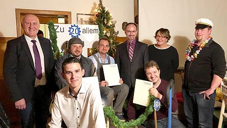 Freuten sich über die Ehrungen (von links): Zweiter Bürgermeister Helmut Muhr, Simon Santl (10 Jahre), Julian Rothmann und Florian Feicht (je 20 Jahre), OB Josef Feldmaier, Sascha Helmbrecht (10 Jahre), Regionalstellenleiterin Marie-Luise Sandner-Wilke und der Chauffeur des Triumphwagens Stefan Kötterl.