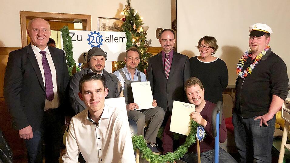 Freuten sich über die Ehrungen (von links): Zweiter Bürgermeister Helmut Muhr, Simon Santl (10 Jahre), Julian Rothmann und Florian Feicht (je 20 Jahre), OB Josef Feldmaier, Sascha Helmbrecht (10 Jahre), Regionalstellenleiterin Marie-Luise Sandner-Wilke und der Chauffeur des Triumphwagens Stefan Kötterl.