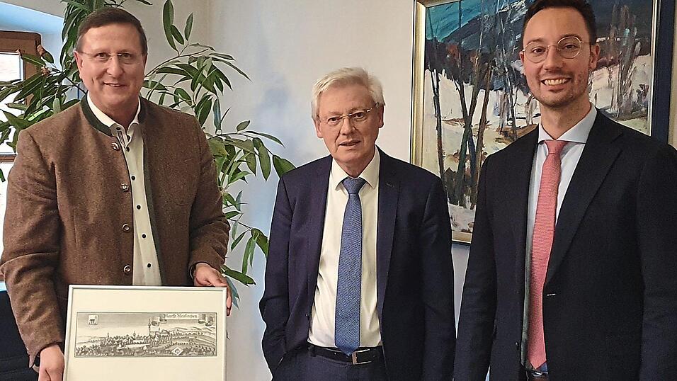 Markus M&uuml;ller dankte Notar Kurt Kling und hie&szlig; Dr. Fabian Vilgertshofer willkommen (v.li.).