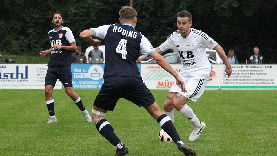 Die SpVgg Lam (weiß) setzte sich im Derby gegen TB 03 Roding (schwarz) mit 3:1 durch. Die SpVgg Lam (weiß) setzte sich im Derby gegen TB 03 Roding (schwarz) mit 3:1 durch.