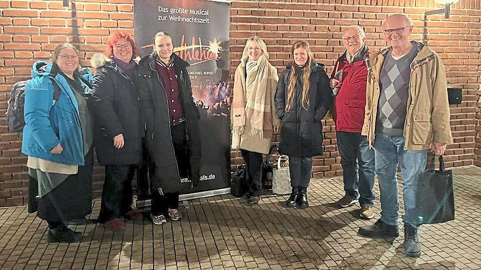 Kathrin Lutze, Susanne Kim, Henriette von Keller, Anneliese Kienberger, Andrea Falk, Dieter Ehlers und Walter Peter bei einer Chorprobe in München für das Weihnachtsmusical „Bethlehem“ in der Olympiahalle Kathrin Lutze, Susanne Kim, Henriette von Keller, Anneliese Kienberger, Andrea Falk, Dieter Ehlers und Walter Peter bei einer Chorprobe in München für das Weihnachtsmusical „Bethlehem“ in der Olympiahalle