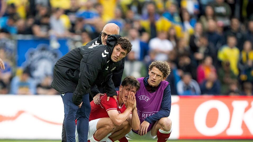 Dänische Spieler unter Schock: Joakim Maehle, Andreas Christensen und Jens Stage (von links) nach dem erneuten Zusammenbruch von Christian Eriksen. Dänische Spieler unter Schock: Joakim Maehle, Andreas Christensen und Jens Stage (von links) nach dem erneuten Zusammenbruch von Christian Eriksen.