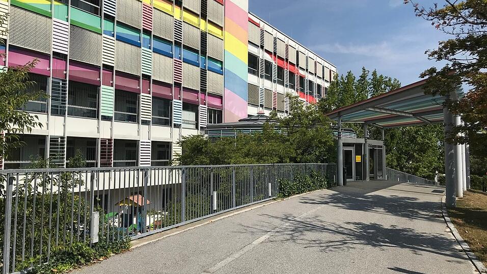 Der Brandschutz des Kinderkrankenhauses St. Marien, natürlich einschließlich der Löschwasserversorgung, war und ist in vollem Umfang gewährleistet. Darauf weisen das Baureferat der Stadt, die Feuerwehr, die Stadtwerke Landshut und die Klinik aufgrund eines aktuellen Medienberichts hin. Der Brandschutz des Kinderkrankenhauses St. Marien, natürlich einschließlich der Löschwasserversorgung, war und ist in vollem Umfang gewährleistet. Darauf weisen das Baureferat der Stadt, die Feuerwehr, die Stadtwerke Landshut und die Klinik aufgrund eines aktuellen Medienberichts hin.