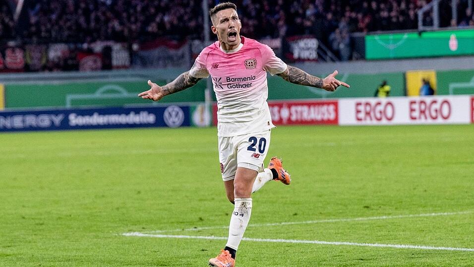 Leverkusens Alejandro Grimaldo ist einer der besten Freistoßschützen Europas. (Archivfoto) Leverkusens Alejandro Grimaldo ist einer der besten Freistoßschützen Europas. (Archivfoto)