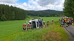 Die Feuerwehr befreite zwei eingeschlossene Personen aus dem Führerhaus des Lastwagens. Die Feuerwehr befreite zwei eingeschlossene Personen aus dem Führerhaus des Lastwagens.