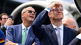 Die Art, wie Bundeskanzler Friedrich Merz (l.) Patrick Schnieder aus seinem Amt entl&auml;sst, ist f&uuml;r Schnieder laut eigener Aussage &bdquo;unw&uuml;rdig&ldquo;.