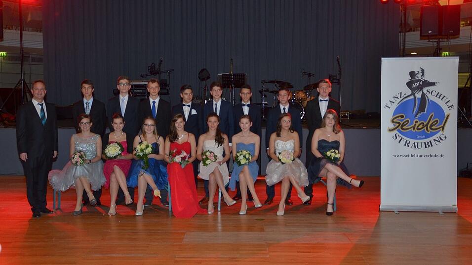Die Bilder vom Abschlussball der Tanzschule Seidel in der Fraunhofer-Halle am 28. November. Die Bilder vom Abschlussball der Tanzschule Seidel in der Fraunhofer-Halle am 28. November.
