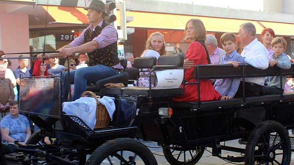 Viele Besucher verfolgten am Sonntag den Umzug auf dem Vilsbiburger Stadtplatz. Viele Besucher verfolgten am Sonntag den Umzug auf dem Vilsbiburger Stadtplatz.