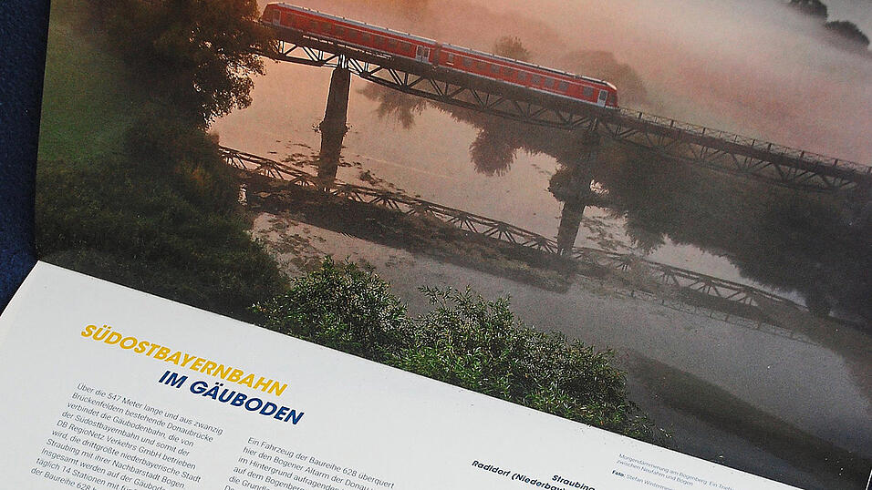Im BEG-Kalender 2023 ist die Bogener Donaubr&uuml;cke verewigt. Dazu wird mitgeteilt, dass derzeit die Grundlagen f&uuml;r einen Neubau ermittelt werden. Das Foto von Stefan Wintermeier zeigt die G&auml;ubodenbahn &uuml;ber dem Altarm.