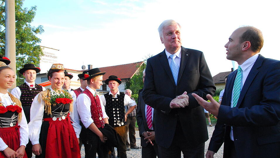 Die örtliche CSU-Politprominenz und viele weitere Menschen kamen in die Rampl-Halle um den bayerischen Ministerpräsidenten zuzuhören.