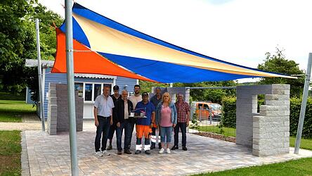 Freude über den neuen Freisitz (von links): Bürgermeister Herbert Bauer, Bademeister Frank Beckmann, zweiter Bürgermeister Michael Winkler, Kämmerer Johannes Lankes, Bauhofmitarbeiter Harald Schlecht und Josef Meier, Kioskbetreiberin Barbara Bauer und Bauhofleiter Richard Kerscher.