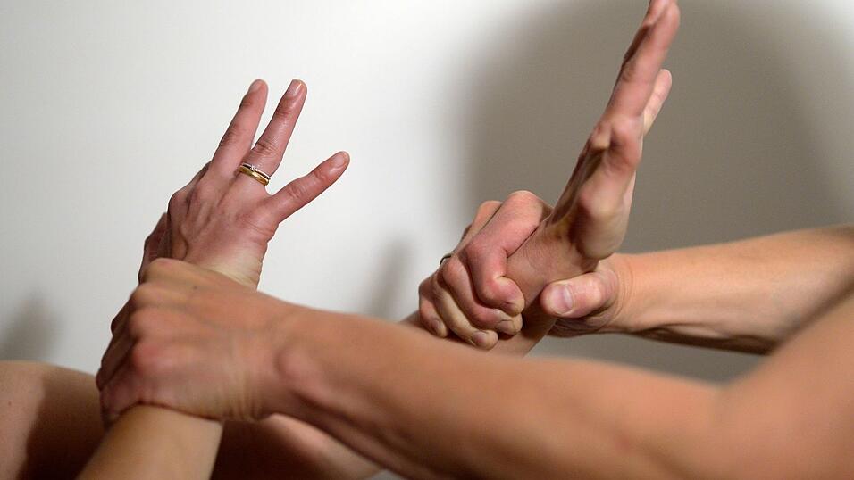 Dunkelfeldstudien zeigen, dass die T&auml;ter bei h&auml;uslicher Gewalt mehrheitlich M&auml;nner sind. Doch es gibt auch F&auml;lle, in denen Frauen gegen&uuml;ber ihren Partnern oder Ex-Partnern Gewalt aus&uuml;ben. (Symbolbild)