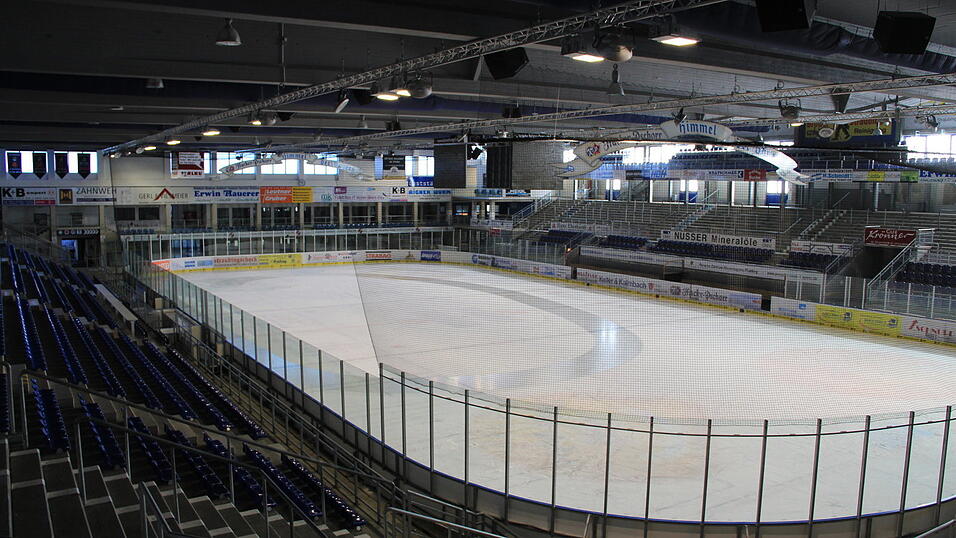 Knapp 6.000 Zuschauer finden im Straubinger Eisstadion am Pulverturm Platz.