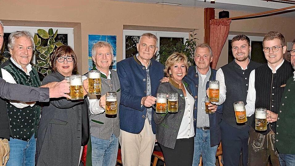 Befanden das Bier zur Herbstschau hervorragend (v.l.): Robert Jell (Leiter Qualitätsmanagement Erdinger Weißbräu), Simon Obermeier (Seniorchef Getränke Obermeier), Festwirtin Michaela Krämmer, Vizebürgermeister Georg Hadersdorfer und Bürgermeister Josef Dollinger, Vizelandrätin Anita Meinelt, Festwirt Christian Krämmer, Sebastian Kollmannsberger (Gebietsverkaufsleiter Erdinger Weißbräu), stellvertretender Rathaus-Geschäftsleiter Maximilian Götz und Bauhofleiter Martin Holzner.