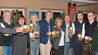 Befanden das Bier zur Herbstschau hervorragend (v.l.): Robert Jell (Leiter Qualitätsmanagement Erdinger Weißbräu), Simon Obermeier (Seniorchef Getränke Obermeier), Festwirtin Michaela Krämmer, Vizebürgermeister Georg Hadersdorfer und Bürgermeister Josef Dollinger, Vizelandrätin Anita Meinelt, Festwirt Christian Krämmer, Sebastian Kollmannsberger (Gebietsverkaufsleiter Erdinger Weißbräu), stellvertretender Rathaus-Geschäftsleiter Maximilian Götz und Bauhofleiter Martin Holzner.