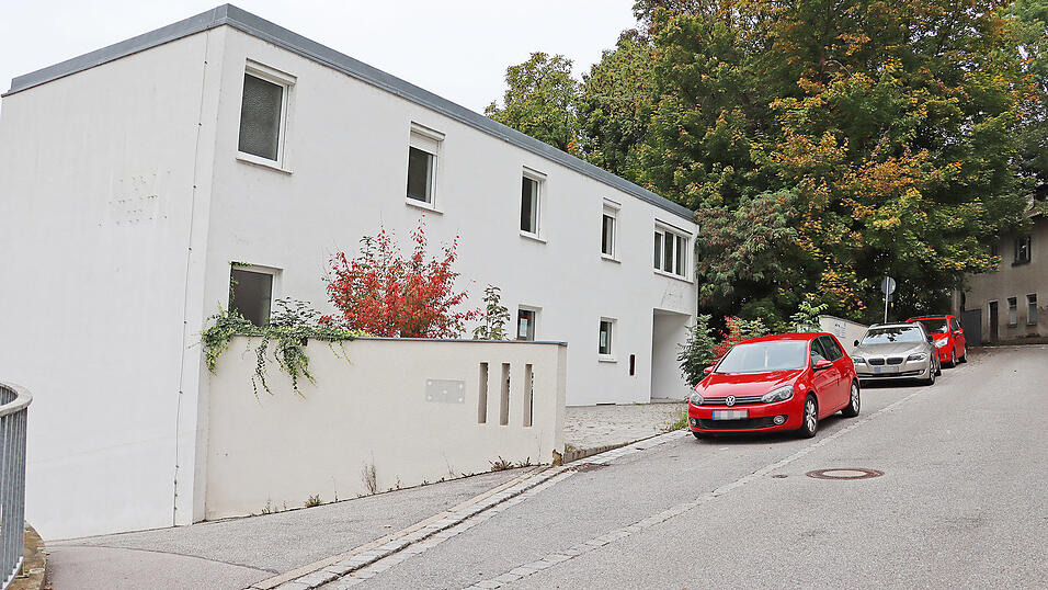 Das ehemalige AOK-Gebäude an der Unteren Bergstraße in Bogen ist seit Juni verkauft. Nun sollen dort weitere exklusive Wohnungen entstehen, auf diesem Stadtgebiet gilt aber wegen der beengten Situation bei Rettungs- und Feuerwehreinsätzen eine Veränderungssperre. Das ehemalige AOK-Gebäude an der Unteren Bergstraße in Bogen ist seit Juni verkauft. Nun sollen dort weitere exklusive Wohnungen entstehen, auf diesem Stadtgebiet gilt aber wegen der beengten Situation bei Rettungs- und Feuerwehreinsätzen eine Veränderungssperre.