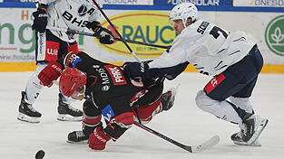 Zu Fall gebracht: Obwohl der EV Landshut um Seonwoo Park (schwarzes Trikot) mit einer Zwei-Tore-Führung ins letzte Drittel ging, fuhren die Blue Devils Weiden mit drei Punkten im Gepäck nach Hause. Zu Fall gebracht: Obwohl der EV Landshut um Seonwoo Park (schwarzes Trikot) mit einer Zwei-Tore-Führung ins letzte Drittel ging, fuhren die Blue Devils Weiden mit drei Punkten im Gepäck nach Hause.