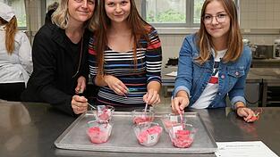 Der wahrscheinlich leckerste Termin der Freistunde- Redaktion. Stefanie Sobek, Anna-Lena Weber und Melanie Nusko (von links) beim Eistesten.