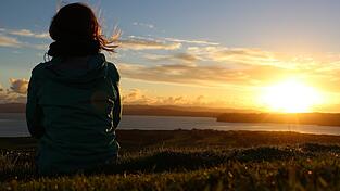 Entspannungsübungen, wie zum Beispiel die Meditation, können helfen, die Angst vor der Zukunft zu bewältigen. Ebenso: Ablenkung, wie eine Wanderung in die Natur.