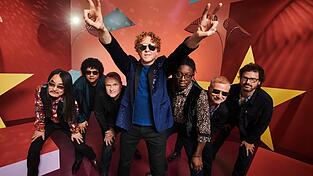Die Soul-Formation Simply Red mit Frontmann Mick Hucknall ist am 20. Juli bei den Regensburger Schlossfestspielen zu erleben. Die Soul-Formation Simply Red mit Frontmann Mick Hucknall ist am 20. Juli bei den Regensburger Schlossfestspielen zu erleben.
