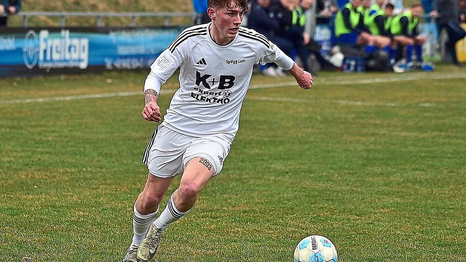 Niklas Maimer besorgte in Burglengenfeld den Ehrentreffer f&uuml;r die SpVgg Lam, die am Ende mit 1:4 verlor.