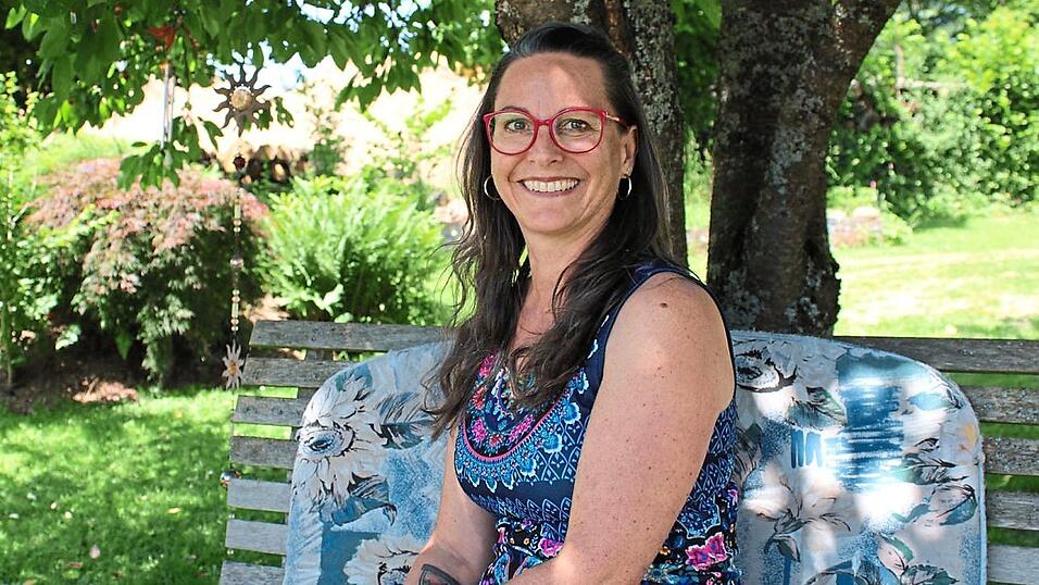 Unter diesem Baum sa&szlig; Michaela Dengler schon immer mit ihrem Papa. Dort, wo fr&uuml;her ihr Elternhaus war, hat sie neu gebaut und ihren pers&ouml;nlichen R&uuml;ckzugsort geschaffen - direkt am Waldrand.