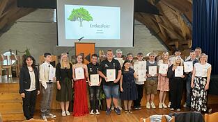 Die Abschlusschüler mit Schulleiterin Birgit Heigl-Venus (l), Klassenleitungen Theresa Bernreiter (3.v.l.), Katharina Runkel (r.)