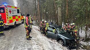 Eine Frau aus Tschechien war mit ihrem Wagen von der schneebedeckten Fahrbahn abgekommen und gegen einen Baum geprallt.