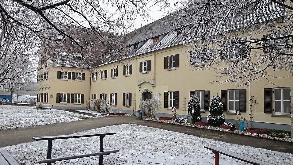 Von au&szlig;en ist sie eigentlich noch recht h&uuml;bsch anzuschauen. Aber die &uuml;ber 80 Jahre alte Bausubstanz der Jugendherberge ist mehr als marode. Wegen Corona liegt der Ersatzneubau nun schon drei Jahre auf Eis.